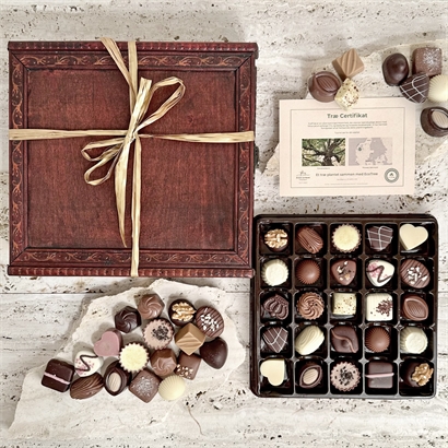 Plant et Træ bevis og 50 stk dansk og belgisk luksus dessertchokolade i smukt træskrin